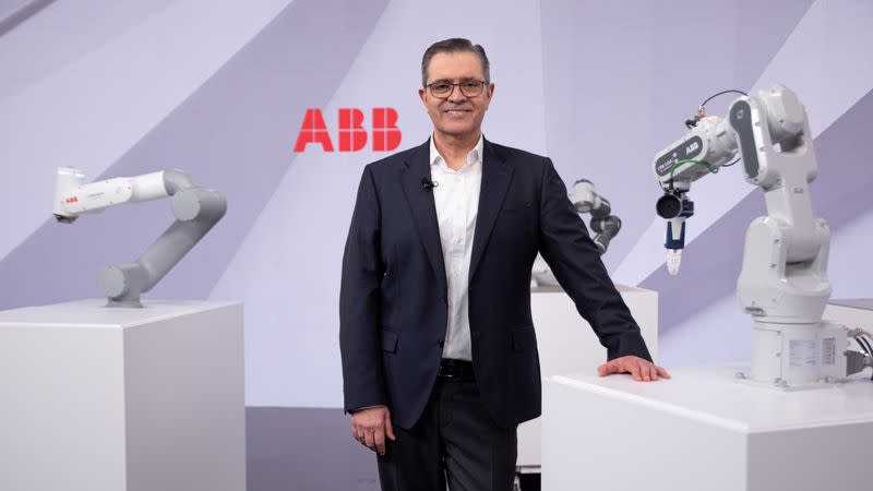 Sami Atiya, director del negocio de Robótica y Automatización Discreta de ABB, posa junto a los robots en Zúrich, Suiza