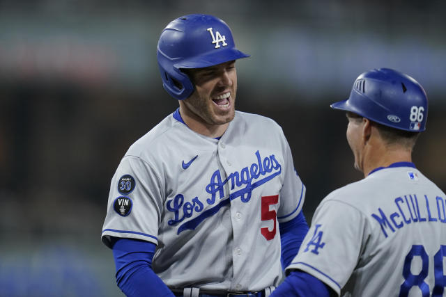 Ex-Detroit Tiger José Iglesias consoled by Dodgers' Freddie Freeman after  death of his father 