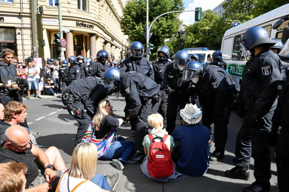 29.08.2020, Berlin: Die Polizei räumt die Kreuzung Torstraße/Friedrichstraße bei einer Demonstration gegen die Corona-Maßnahmen. Foto: Bernd Von Jutrczenka/dpa +++ dpa-Bildfunk +++<span class="copyright">Bernd von Jutrczenka / dpa</span>