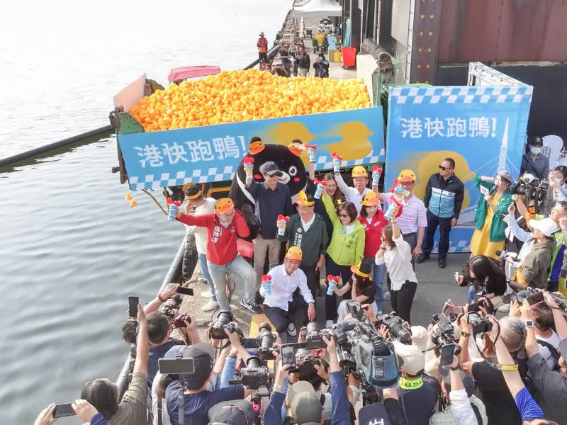 ▲1萬5千隻超萌黃色「小」鴨在大港橋水域競速漂流，由市長陳其邁鳴笛起跑，藉由風力、水流及船隻沖水，使小鴨向前游。(圖／高市府提供)