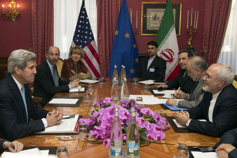 US Secretary of State John Kerry (L) meets with Iran's Foreign Minister Mohammad Javad Zarif (R) on March 18, 2015 in Lausanne