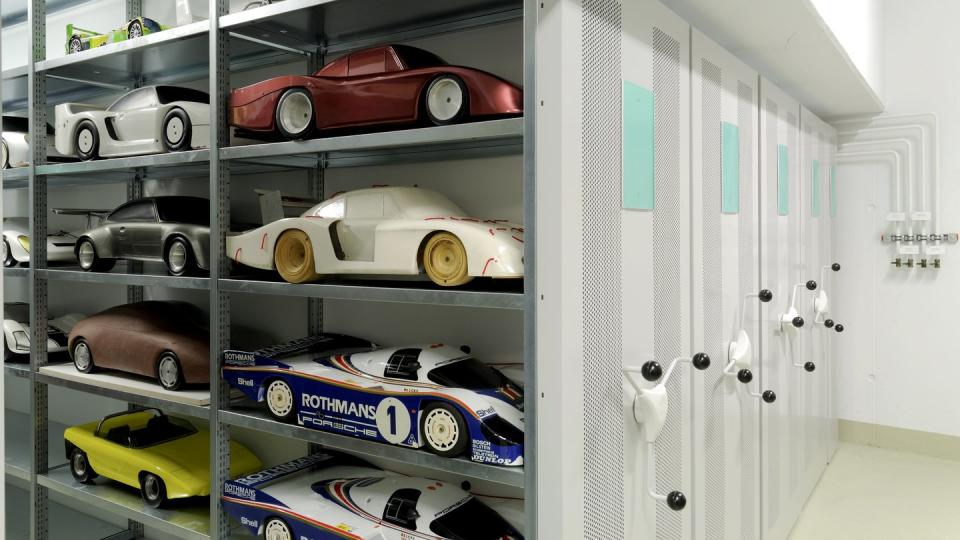 Technologietransfer aus dem Rennsport: Porsche will alles mit Dokumenten und Objekten für künftige Generationen nachvollziehbar machen.