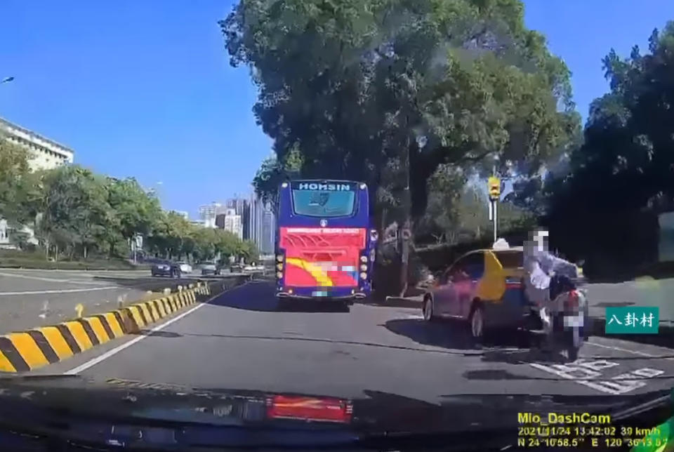 整段自撞過程，都被後車行車紀錄器拍下。（圖／翻攝自八卦村 - 行車紀錄器影片上傳中心臉書）