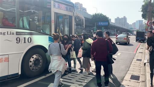 新北930公車路線，遭民怨班次被減少（圖／葉元之提供）