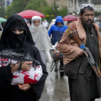 Ein Talibankämpfer bewacht den alten Markt im Zentrum der Stadt Kabul.