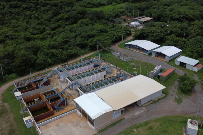 Vista aérea de las instalaciones del proyecto minero Cerro Blanco en Asunción Mita, Guatemala, el 17 de septiembre de 2022. Residentes del municipio guatemalteco de Asunción Mita, en la frontera con El Salvador, participarán en una consulta comunitaria el domingo 18 para respaldar o rechazar la operación de un proyecto minero canadiense de oro y plata (Johan ORDONEZ)