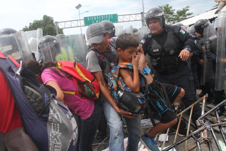 FOTOS | Migrantes rompen cerco fronterizo e ingresan a México