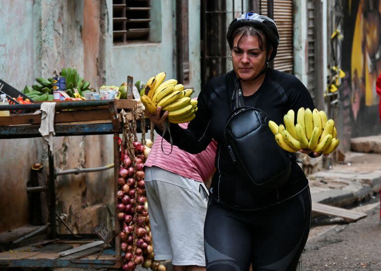 Una mujer vende bananas en las calles de La Habana (YAMIL LAGE / AFP)