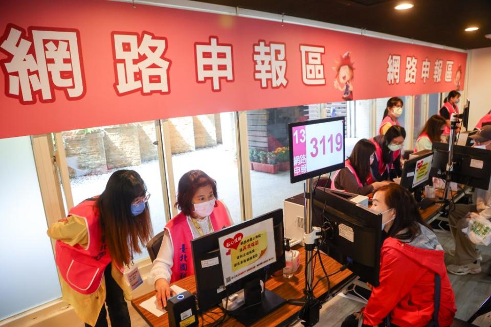 綜所稅申報一日開跑，不少民眾前往台北國稅局辦理報稅。（中央社）