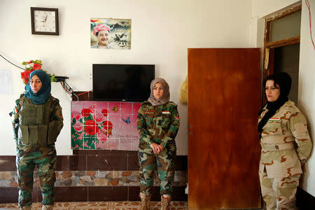 Female Peshmerga fighters stand at their site near the frontline of the fight against Islamic State militants in Nawaran near Mosul, Iraq, April 20, 2016. REUTERS/Ahmed Jadallah