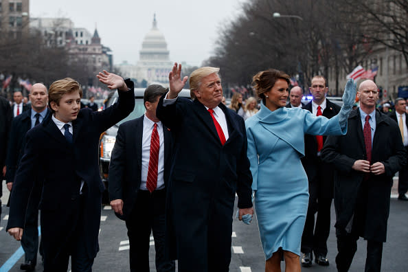 Trump e quella guardia del corpo con una mano finta