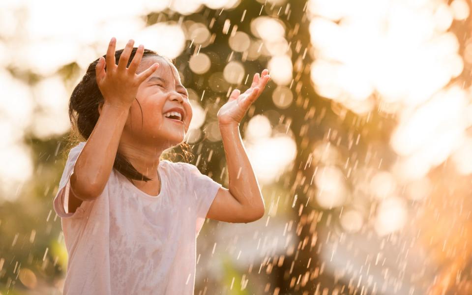 Wenn nach einem warmen Sommertag endlich der Regen kommt, ist das nicht nur herrlich erfrischend, sondern es riecht auch noch richtig gut. (Bild: iStock / Sasiistock)