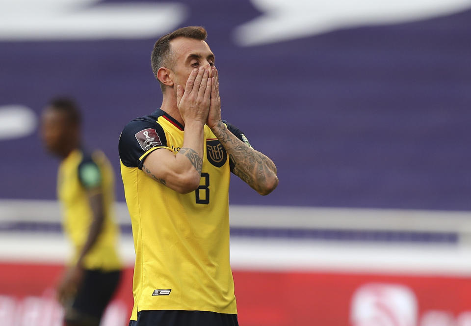 Damián Díaz, de la selección de Ecuador, se lamenta durante un partido de la eliminatoria mundialista frente a Perú, el martes 8 de junio de 2021 en Quito (AP Foto/José Jácome/Pool via AP)