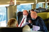 <p>Dans le train pour Reims samedi 28 novembre, accompagné de Bruno Le Maire (de dos). </p>