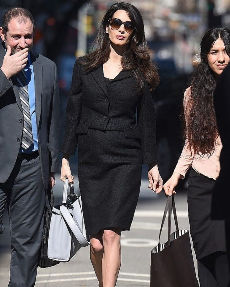 Amal Clooney de camino al trabajo. Instagram @themodalover