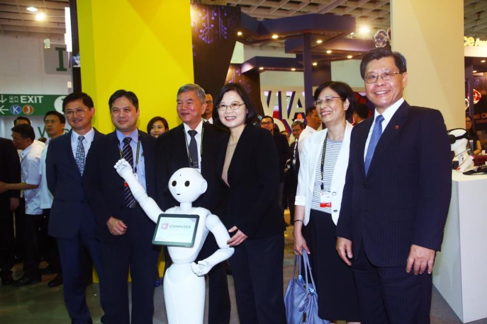 蔡英文總統31日出席臺北國際電腦展，與機器人Pepper互動，並合影留念