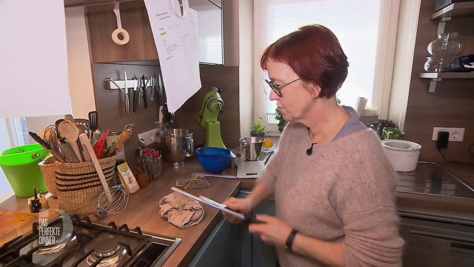 Andrea wetzt schon mal die Messer, damit ihre Schnibbelhilfe präzise nach Vorgabe arbeiten kann.
 (Bild: RTL)