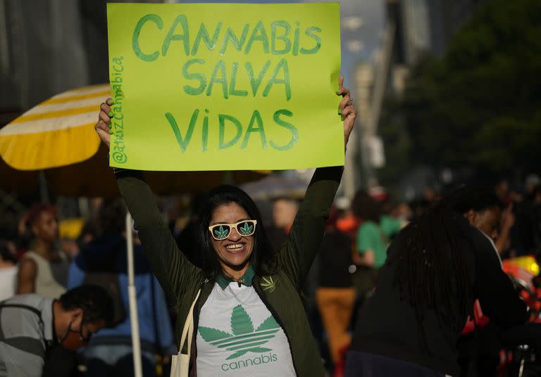 Una manifestante sostiene un letrero durante una protesta para exigir la legalización de la marihuana, en Brasil