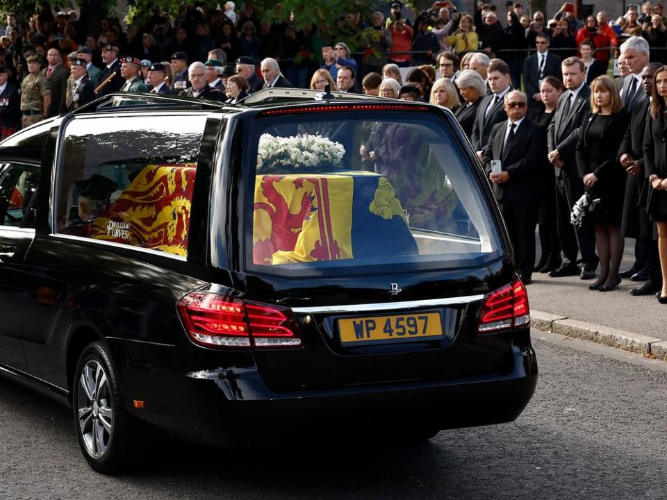 Der Sarg von Queen Elizabeth II. - gehüllt in der Royal-Standard-Flagge von Schottland und mit einem Blumenkranz verziert. (Bild: getty/[EXTRACTED]: Jeff J Mitchell/Getty Images)