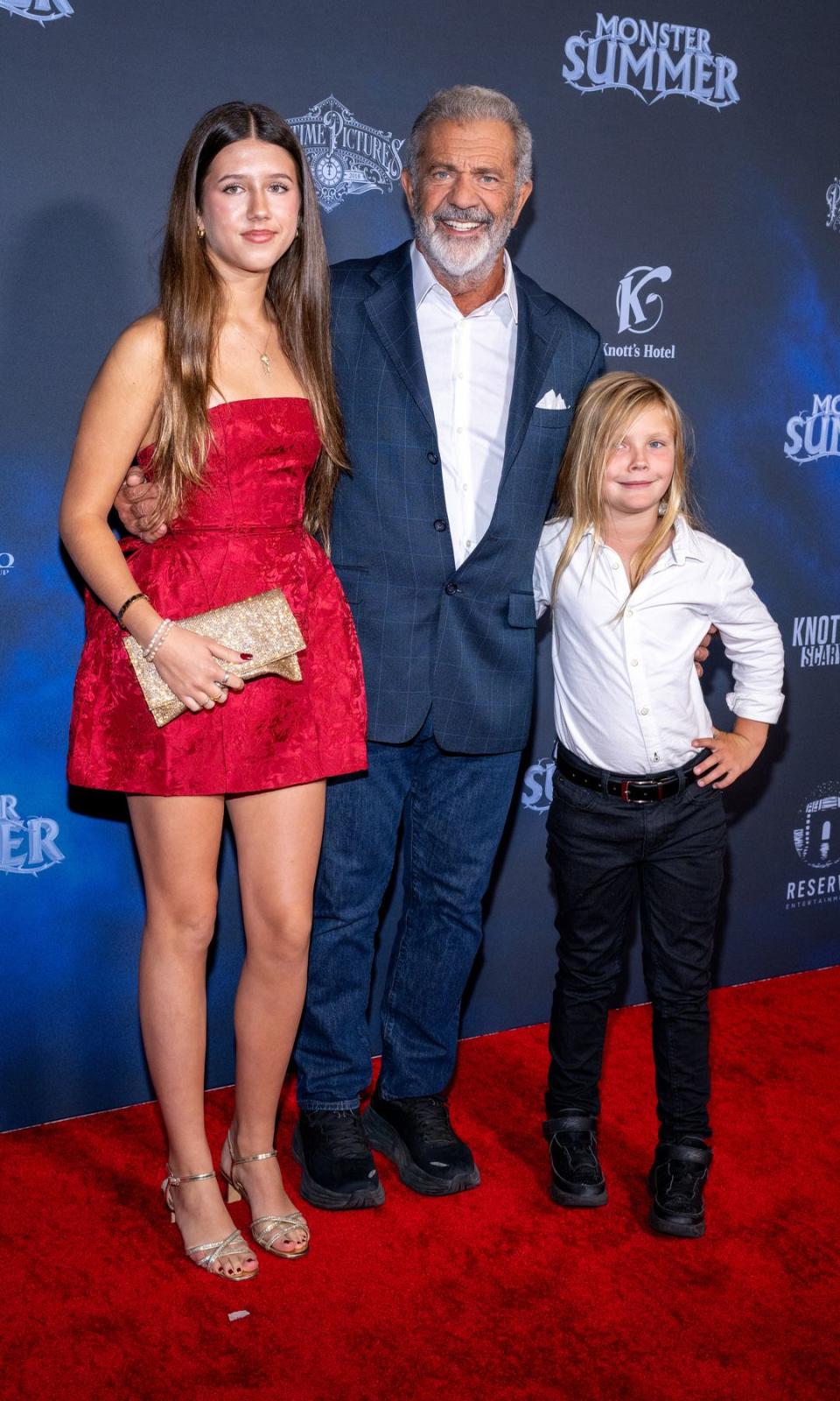  Mel Gibson con sus hijos, Lucia yLars Gibson en el screening de "Monster Summer" 