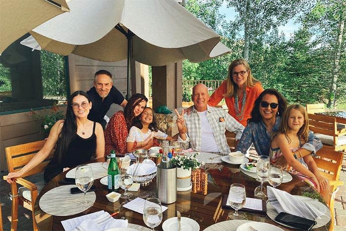 Bruce Willis con su gran familia, incluida su ex Demi Moore