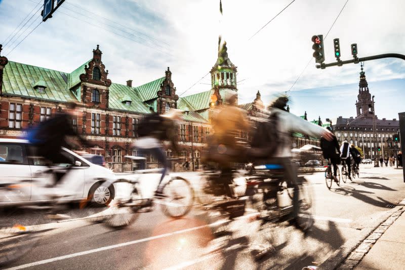 Las personas van en bicicleta por el centro de Copenhague, Dinamarca, una ciudad que ha sido catalogada en muchas ocasiones como una de las más amigables con las bicicletas a nivel mundial. (LeoPatrizi vía Getty Images)