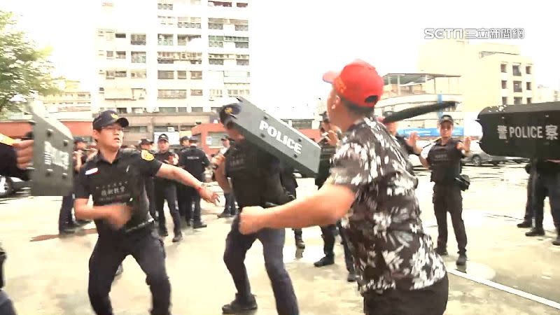 彰化警局教官模擬持武器襲擊的民眾，訓練員警的應對措施。