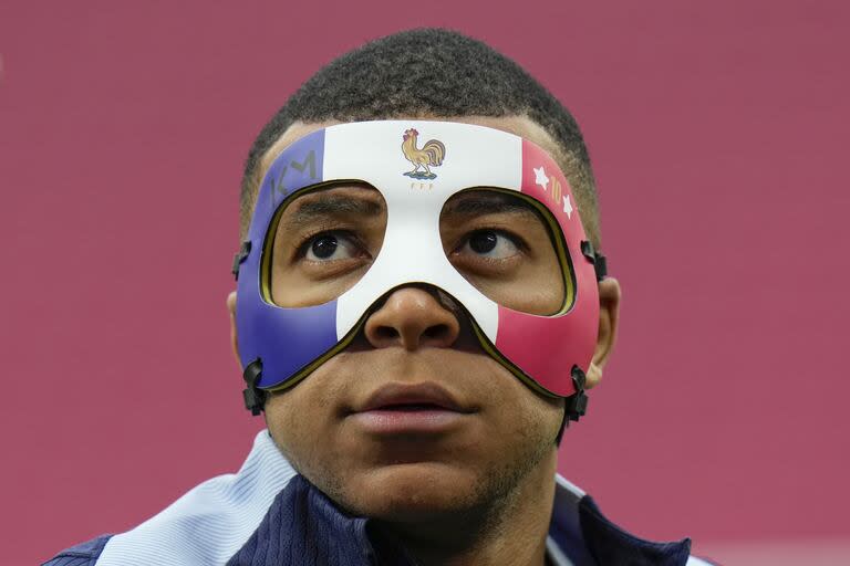 Kylian Mbappé busca familiarizarse con la máscara después del golpe que recibió en la nariz ante Austria