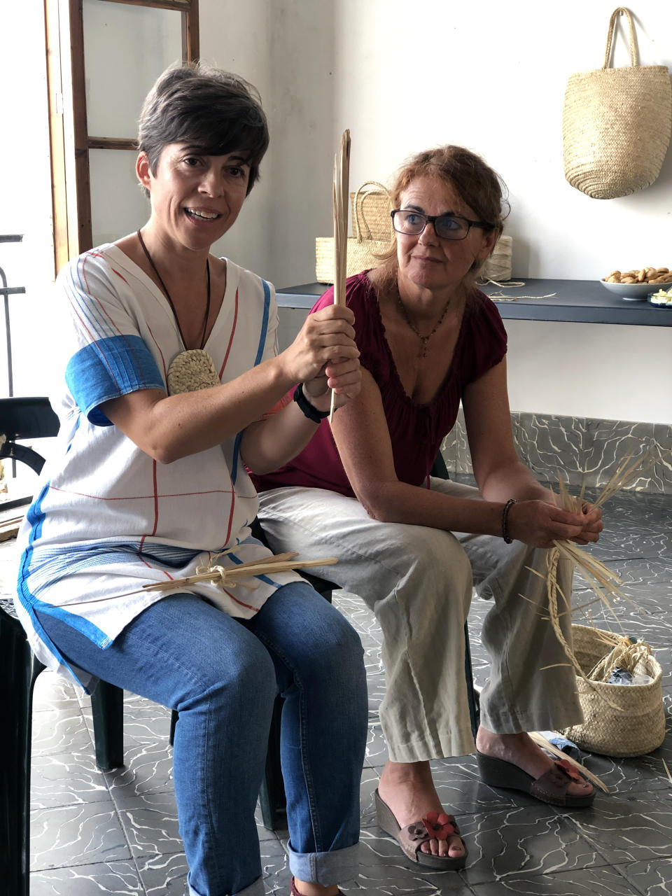 Gründerin Araceli Iranzo gibt regelmäßig Workshops, um ihr Wissen über die Handwerkskunst des Palmenblätterflechtens weiterzugeben. (Bild: Anne Borchardt)