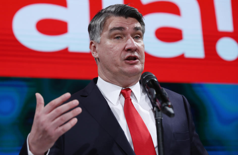 El candidato liberal opositor Zoran Milanovic habla ante sus simpatizantes en su sede de campaña tras los comicios presidenciales en Zagreb, Croacia, el domingo 5 de enero de 2020. (AP Foto/Darko Bandic)