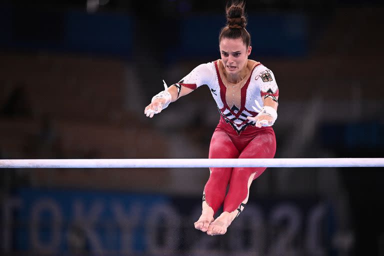 Sarah Voss, de Alemania, actuando en las barras asimétricas durante las calificaciones de gimnasia artística en los Juegos Olímpicos de Tokio 2020