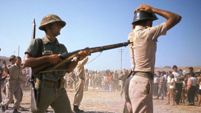 Tropas turcas celebran el primer aniversario de la invasión turca de Chipre con una recreación de la campaña ante una multitud turcochipriota en Famagusta, el 20 de julio de 1975. 