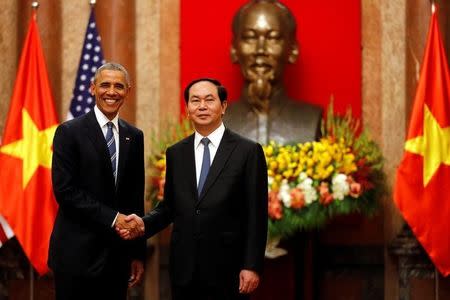 U.S. President Barack Obama shakes hands with Vietnam's President Tran Dai Quang after an arrival ceremony at the presidential palace in Hanoi, Vietnam May 23, 2016. REUTERS/Carlos Barria