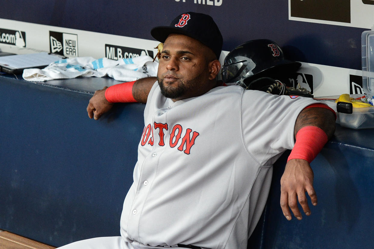 El antesalista venezolano Pablo Sandoval, de los Medias Rojas de Boston, se sienta en el banquillo antes del juego contra los Bravos de Atlanta, el jueves 18 de junio de 2015 (AP Foto/Jon Barash)