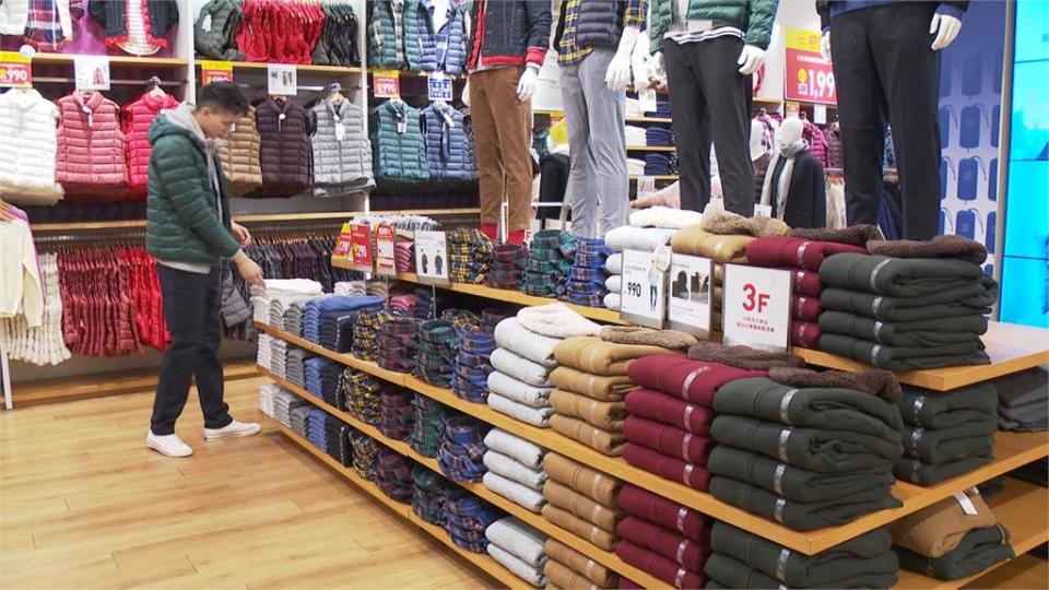 台人飛日本狂買UNIQLO！新外套「被塞3物」他多付錢愣了：真有小偷