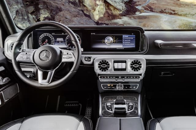 Wie in der neuen E- und S-Klasse kommen als Kombiinstrument auf Wunsch ein groÃŸes Display mit virtuellen Instrumenten im direkten Blickfeld des Fahrers sowie ein Zentraldisplay Ã¼ber der Mittelkonsole zum Einsatz.As in the new E and S-Class, an alternative instrument panel in the form of a large display screen showing virtual instruments in the driver's direct field of vision and a central display above the centre console is available as an option.