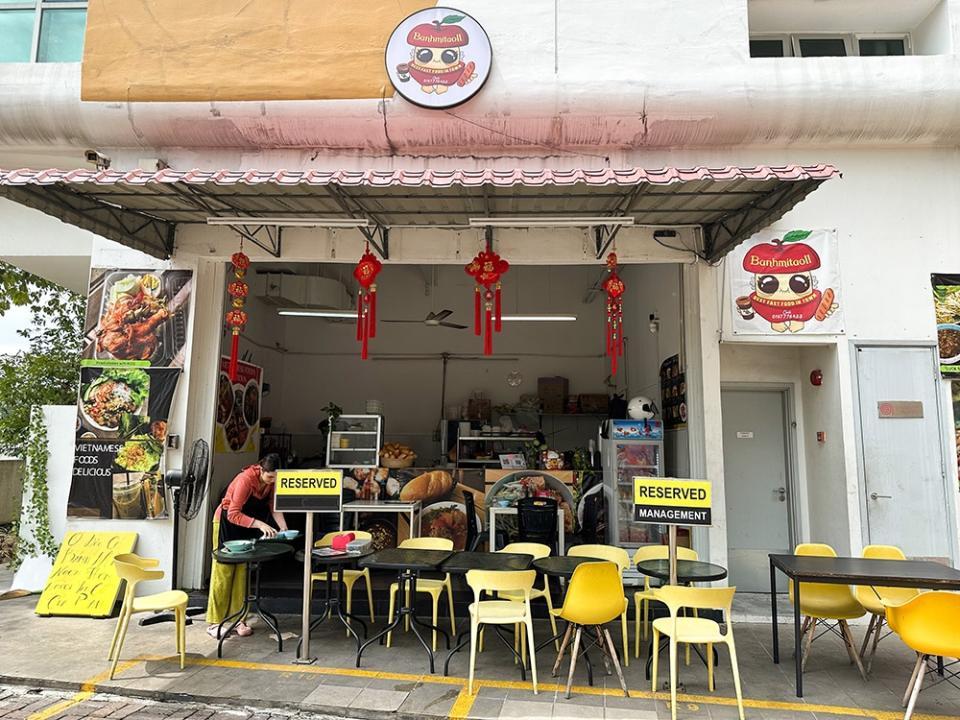 Look for the cafe just adjacent to Hong Leong Bank in the Southgate Commercial Centre.