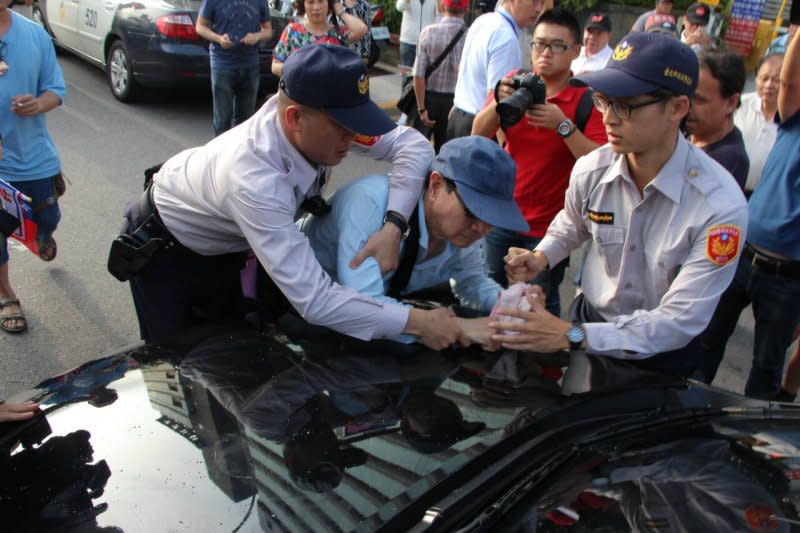 HNDMF國民黨通過舉行臨全會換柱，憤怒的挺柱民眾與警方爆炸推擠，並投擲水瓶砸車趴在車上阻擋去路。(葉信菉攝).JPG