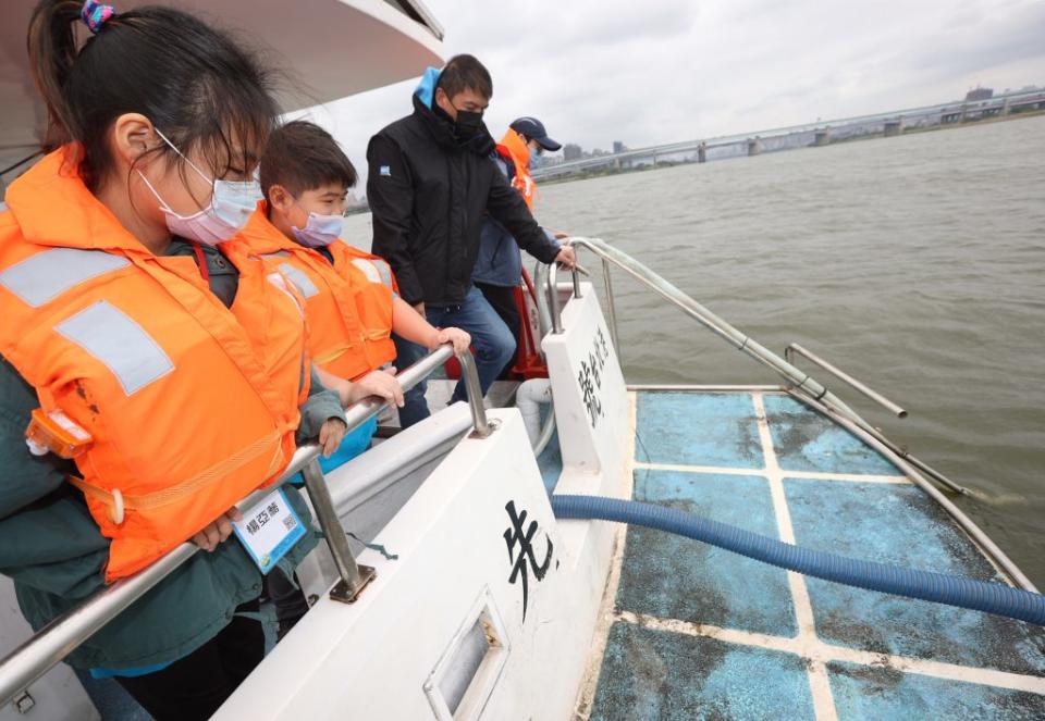 小局長們搭乘曝氣船，在乘風破浪中學習河川污染的指標、水質參數代表的意義及透過曝氣作業改善河川污染的原理。（新北市環保局提供）