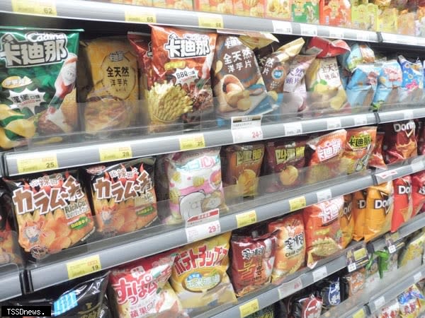 抽驗清明節應景食品，公布抽驗結果，對於兒童休閒食品均與規定相符。（記者董秀雲攝）。