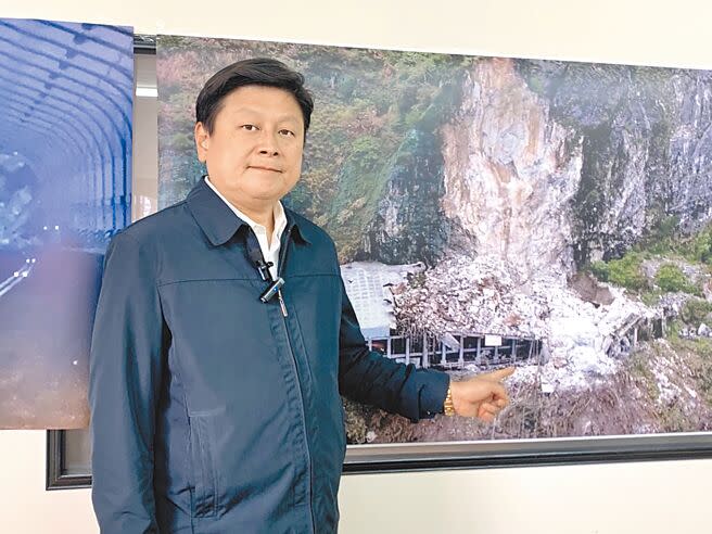 蘇花公路大清水隧道發生嚴重土石坍方，造成道路中斷，國民黨立委傅崐萁要求中央政府盡快執行蘇花改二期（蘇花安）工程，確保往來蘇花公路民眾的安全。（王志偉攝）