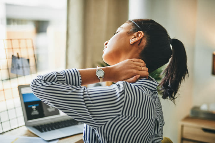 Qué puedes hacer para aliviar el cuello rígido