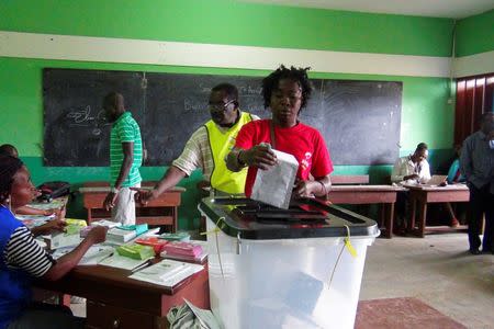 A woman votes during the presidential election in Libreville, Gabon, August 27, 2016. REUTERS/Erauds Wilfried Obangome