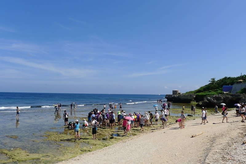 小琉球潮間帶7月起收海洋保育費（2） 小琉球每年登島遊客人潮眾多，屏東縣政府決定循霧 台鄉自然人文生態景觀區哈尤溪收費導覽模式，7月1 日起收取海洋保育費，成為全台第一個收觀光保育費 的離島鄉鎮。 （屏東縣政府提供） 中央社記者黃郁菁傳真  113年4月16日 