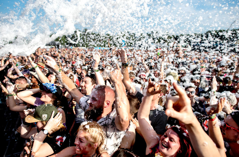 Festivalbesucher feiern auf dem Hurricane Festival während des Konzerts des Hip-Hop-Duos "257ers" in einem Schaumbad. Die Festivals Hurricane, Southside, Deichbrand, Elbjazz, Limestone, Highfield und M'era Luna sind wegen der Coronavirus-Krise abgesagt. Foto: Hauke-Christian Dittrich / dpa