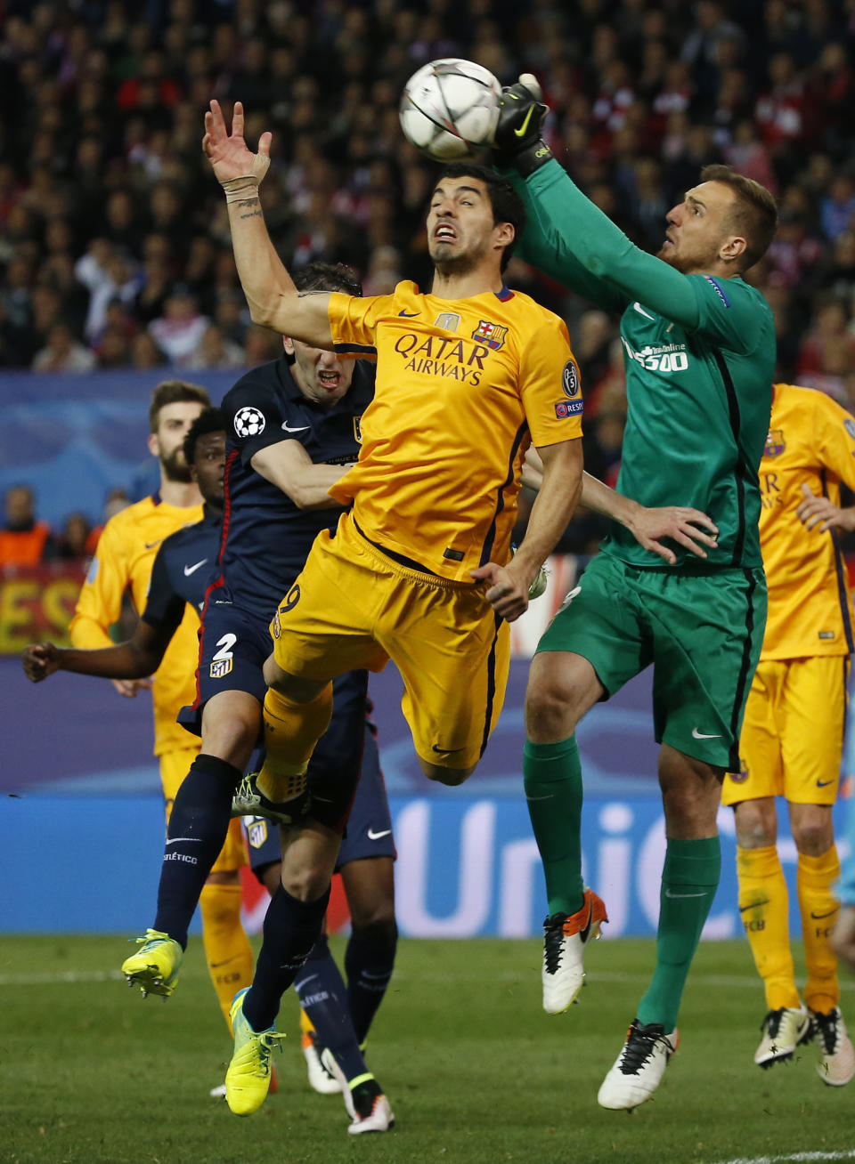 Football Soccer - Atletico Madrid v FC Barcelona - UEFA Champions League Quarter Final Second Leg - Vicente Calderon Stadium - 13/4/16 Barcelona's Luis Suarez in action with Atletico's Jan Oblak Reuters / Sergio Perez Livepic EDITORIAL USE ONLY.