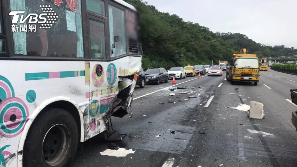 公車車尾遭撞毀。（圖／TVBS）
