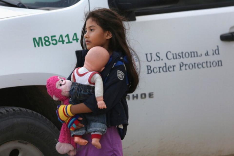 Miles de menores centroamericanos han cruzado a Estados Unidos en años recientes, la gran mayoría huyendo de la violencia y la miseria en sus lugares de origen. (Getty Images)