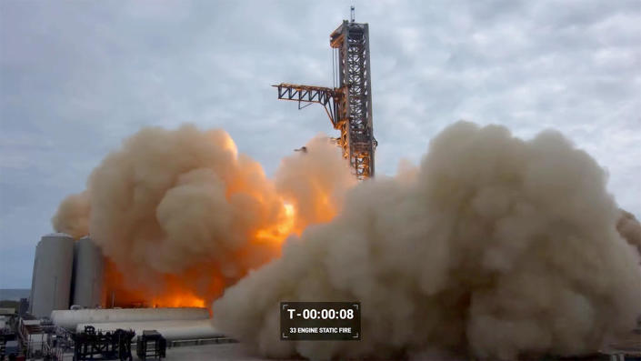 El enorme propulsor de la primera etapa Super Heavy de SpaceX se cargó con oxígeno líquido y propulsores de metano el jueves para una prueba completa de encendido de sus potentes motores Raptor en un preludio de una batalla inaugural sin piloto para orbitar el próximo mes o poco después.  Nota: El reloj de cuenta regresiva en la pantalla se retrasó unos segundos con respecto a la prueba real.  / Crédito: SpaceX