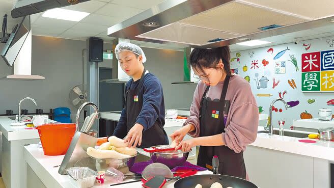 大學生體驗台東縣關山鎮農會推出的蘿蔔系列體驗課程，從拔蘿蔔開始製作蘿蔔糕。（蔡旻妤攝）